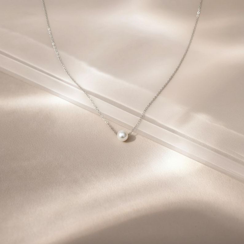Collar de perlas pequeñas de oro, gargantilla delicada de una sola perla, collar minimalista de capas, joyería para el día a día, regalo para ella SILVER