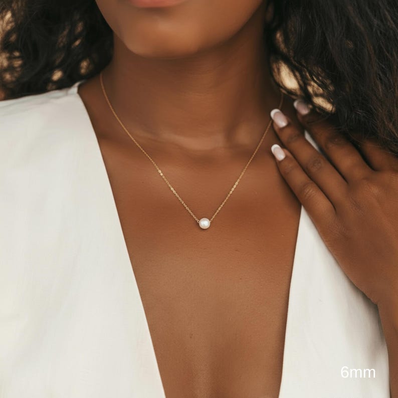 Collar de perlas pequeñas de oro, gargantilla delicada de una sola perla, collar minimalista de capas, joyería para el día a día, regalo para ella imagen 4