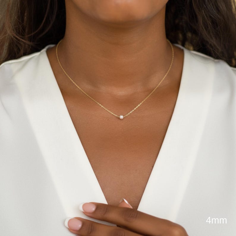 Collar de perlas pequeñas de oro, gargantilla delicada de una sola perla, collar minimalista de capas, joyería para el día a día, regalo para ella imagen 5