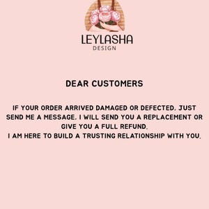 Puede incluir: Un fondo rosa con el texto "LEYLASHA DESIGN" y "DEAR CUSTOMERS". El texto de abajo indica que el vendedor enviar&aacute; un reemplazo o reembolso por pedidos da&ntilde;ados. La imagen incluye una ilustraci&oacute;n floral.