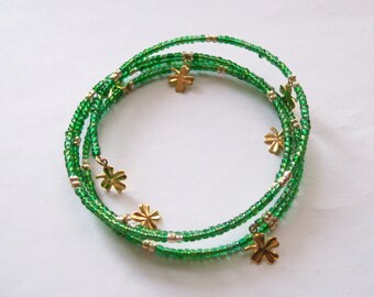 FIELDS OF CLOVER - Green Beaded Memory Bracelet with Godl Charms - St. Patricks Day Jewelry