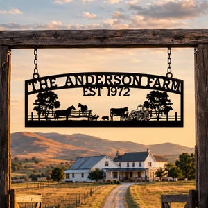 Puede incluir: Un letrero de metal negro colgado de un marco de puerta de madera, con el texto THE ANDERSON FARM EST 1972. El dise&ntilde;o incluye siluetas de dos caballos, una vaca, un ternero y un tractor, situados entre dos &aacute;rboles y una l&iacute;nea de cerca.