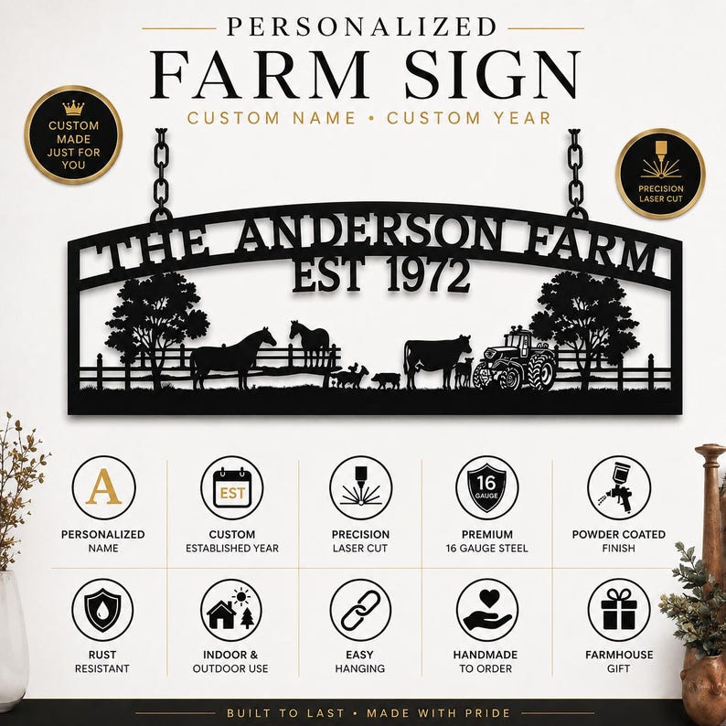 Puede incluir: Un letrero de granja personalizado de metal negro con el texto THE ANDERSON FARM EST 1972, siluetas de caballos, vacas, un tractor y &aacute;rboles, suspendido por dos cadenas. La imagen incluye iconos para el nombre, corte l&aacute;ser y acero.