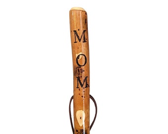 Bastón de senderismo con la palabra "MOM" grabada, de hasta 60 pulgadas de altura.