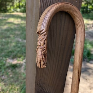 Handgesneden eikenhouten wandelstok: Mountain Man Face, Steam Bent Hickory