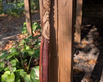Wood Spirit Wanderstock : Wanderstock aus dunklem Holz mit Ledergriff, hergestellt in den USA