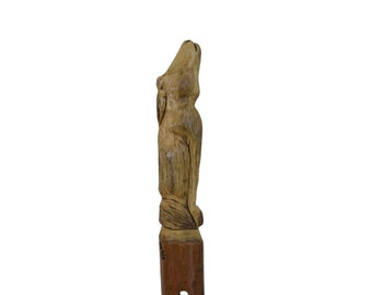 Handgeschnitzter Kaki-Holz Spazierstock: Howling Wolf Wanderstab