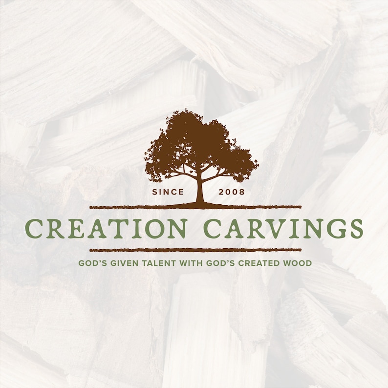 Może przedstawiać: Logo firmy zajmującej się rzeźbą w drewnie o nazwie "Creation Carvings". Logo przedstawia brązową sylwetkę drzewa z tekstem "Since 2008" poniżej. Tekst "Creation Carvings" jest zielony i znajduje się pod drzewem. Hasło "God's given talent with God's created wood" znajduje się pod nazwą firmy.