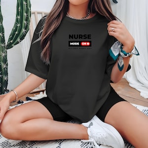 Krankenschwester-Modus auf T-Shirt - Geschenk für medizinisches Personal, T-Shirt für Krankenschwestern, Pflegeschülerin-Kleidung, Krankenhaus-Porzellankleidung