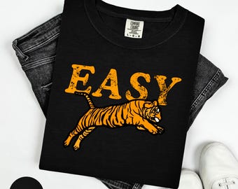 T-shirt graphique rétro Easy Tiger : T-shirt unisexe aux couleurs bohèmes et confortables