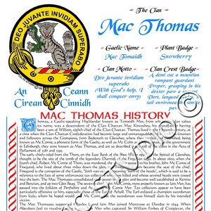 Könnte beinhalten: Eine farbenfrohe Illustration des Clan-Wappens der Mac Thomas, das eine Katze mit einer Schlange im Maul zeigt, umgeben von einem gelben Kreis mit dem Text "Deo Juvante Invidiam Superabo" und "An Cirean Ceann Cinnidh". Der Text "Mac Thomas" ist in blauer Kursivschrift oben im Bild geschrieben. Unter dem Wappen befindet sich eine Beschreibung der Clan-Geschichte, einschließlich des gälischen Namens, des Clan-Mottos, des Pflanzenwappens und des Clan-Wappenzeichens.