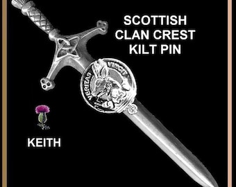 Puede incluir: Pin de kilt de cresta de clan escocés plateado con una espada plateada con un diseño de cardo y un escudo con un conejo y el texto "VERITAS VINCIT". El pin está sobre un fondo negro con el texto "CKPL02", "SCOTTISH CLAN CREST KILT PIN" y "KEITH".