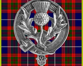 Könnte beinhalten: Ein silbernes Distelwappen aus Metall mit den Worten "EDINBURG THISTLE" darüber. Das Wappen ist vor einem rot-grün-blauen Tartan-Hintergrund platziert.