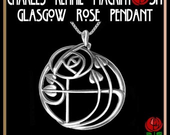 Puede incluir: Un collar con un colgante de plata con un diseño de rosa estilizado, con el texto "CHARLES RENNIE MACKINTOSH GLASGOW ROSE PENDANT" y "CRM01" visible.
