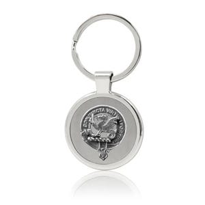 Puede incluir: Llavero de plata con un dije redondo de metal que presenta un escudo con un pájaro y el texto "CONVICTA VIRTUTE FORTIS".