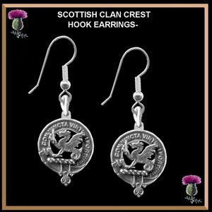 Puede incluir: Pendientes de gancho de plata con un escudo de clan escocés que presenta un dragón y el texto "CONJUNCTA VIRTUTE FORTIOR"