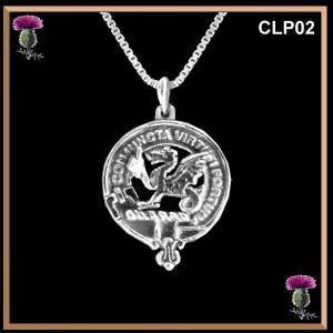 Puede incluir: Collar con colgante de plata con un diseño circular con un dragón y el texto "COMING VIRTUE FORTH".