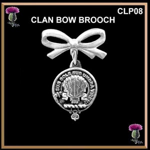 Puede incluir: Broche de lazo de clan de plata con un lazo blanco y un escudo redondo con un cardo estilizado y el texto "SUB SOLE SUB UMBRA VIRENS".