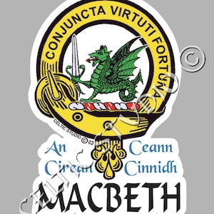 Puede incluir: Una pegatina blanca con un círculo amarillo y negro que contiene un dragón verde y una espada. El texto "CONJUNCTA VIRTUTI FORTUNA" está escrito alrededor del círculo. El texto "An Círean Ceann Cinnidh MACBETH" está escrito debajo del círculo.
