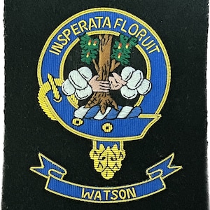 Può includere: Uno stemma ricamato in blu e oro con un albero, mani e un nastro. Lo stemma è su uno sfondo nero e ha il testo "INSPERATA FLORUIT" e "WATSON".