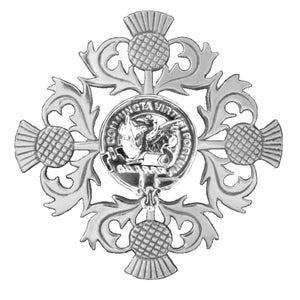 Puede incluir: Un escudo de metal plateado con un diseño circular central que presenta un dragón y el texto "CONJUNCTA VIRTUTI FORTUNA" rodeado de cuatro diseños de cardo estilizados.