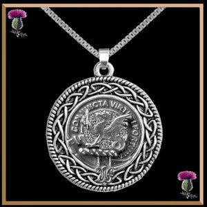 Puede incluir: Collar con colgante de plata con un borde de nudo celta y un escudo con una criatura alada y el texto "CONJUNCTA VIRTUTE FORIOR."