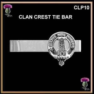 Puede incluir: Pin de corbata de plata con un escudo de clan que presenta una torre y las palabras "Virtue Mine Honour".