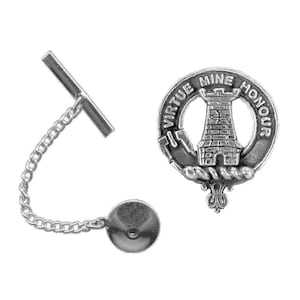 Op de afbeelding: Zilveren stropdasgesp met een ketting en een rond wapenschild met een toren en de tekst "Virtue Mine Honour".