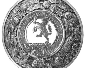 Broche a cuadros escoceses con insignia del clan MacQueen