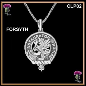 Op de afbeelding: Zilveren ketting met een ronde hanger met een heraldisch leeuw en de tekst "INSTAURATOR RUINAE" en het woord "FORSYTH" boven het wapen.