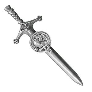 Puede incluir: Pin de kilt escocés plateado con una espada con un diseño de nudo celta y un escudo con un león alado y el texto "Soutlinga Virtus Fortuna".