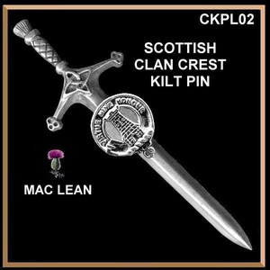 Op de afbeelding: Een zilveren kiltpin met een Schots clanwapen met de woorden "Virtue Mine Honour" en de naam "Mac Lean". De pin is zwaardvormig met een distelbloem eronder. De pin is gelabeld "CKPL02 Scottish Clan Crest Kilt Pin".