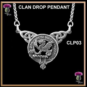 Puede incluir: Collar con colgante de clan de plata con un diseño de nudo celta y un colgante redondo con un dragón y el texto "CONJUNCTA VIRTUTI FORTUNA" y "CLP03".