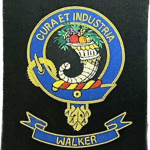 Peut inclure: Écusson brodé avec les mots "CURA ET INDUSTRIA" en lettres dorées sur un cercle bleu. Un motif de corne d'abondance avec des fruits et des fleurs est au centre. Le mot "WALKER" est sur une bannière bleue en dessous, le tout sur fond noir.