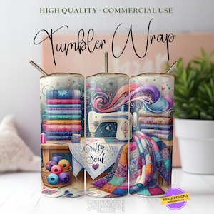 Può includere: Un set di tre bicchieri in acciaio inossidabile con disegni a tema cucito. L'opera d'arte include una macchina da cucire, rocchetti di filo e pile di tessuto. I bicchieri hanno una cannuccia argentata e il testo "Tumbler Wrap" e "Crafty Soul" sono visibili.