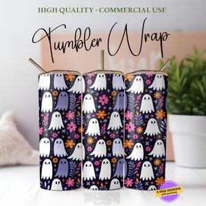 Pode incluir: Três canecas de aço inoxidável com um design envolvente com fantasmas brancos e roxos, flores rosa e laranja e folhas verdes em um fundo azul escuro. As canecas têm canudos prateados e tampas de madeira. O texto na imagem diz "Tumbler Wrap".