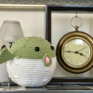Peluche a forma di pesce palla fatto a mano all&#39;uncinetto