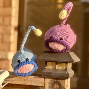 Peluche a forma di pesce angelo fatto a mano all&#39;uncinetto