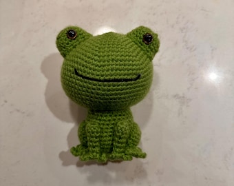 王冠をつけたカエルのぬいぐるみ - 20 cmのフルサイズのかわいいカエル