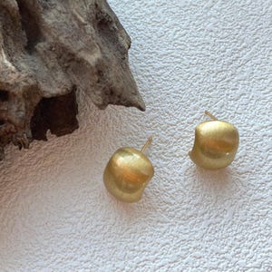 Matgouden koepelvormige oorstekers, minimalistische dikke oorbellen, geborsteld gouden statement-stekers, moderne vintage sieraden Cadeau voor haar