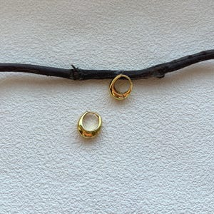 Brincos de argola grossos em formato de crescente, banhados a ouro 18K, minimalistas e marcantes para o dia a dia.