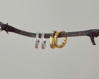 Brincos de argola em ouro martelado, argolas minimalistas, brincos de argola pequenos com textura, brincos delicados em ouro, argolas para o dia a dia para mulheres