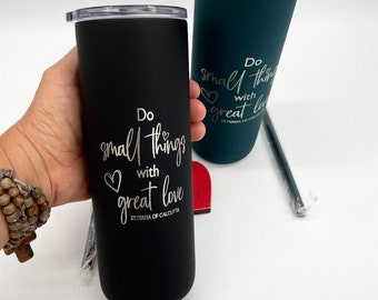 St. Teresa van Calcutta, gegraveerde slanke magere beker van 20 oz, eerste communie, zachte matte beker, stro, katholiek, kleine dingen grote liefde