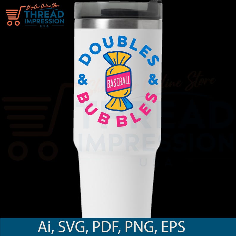 Op de afbeelding: Een witte beker met een zwart deksel, met een kleurrijke afbeelding. Het ontwerp bevat de woorden "DOUBLES & BUBBLES" in blauw en roze, rondom een snoepje met het woord "BASEBALL" in roze. Een herbruikbare drankcontainer.