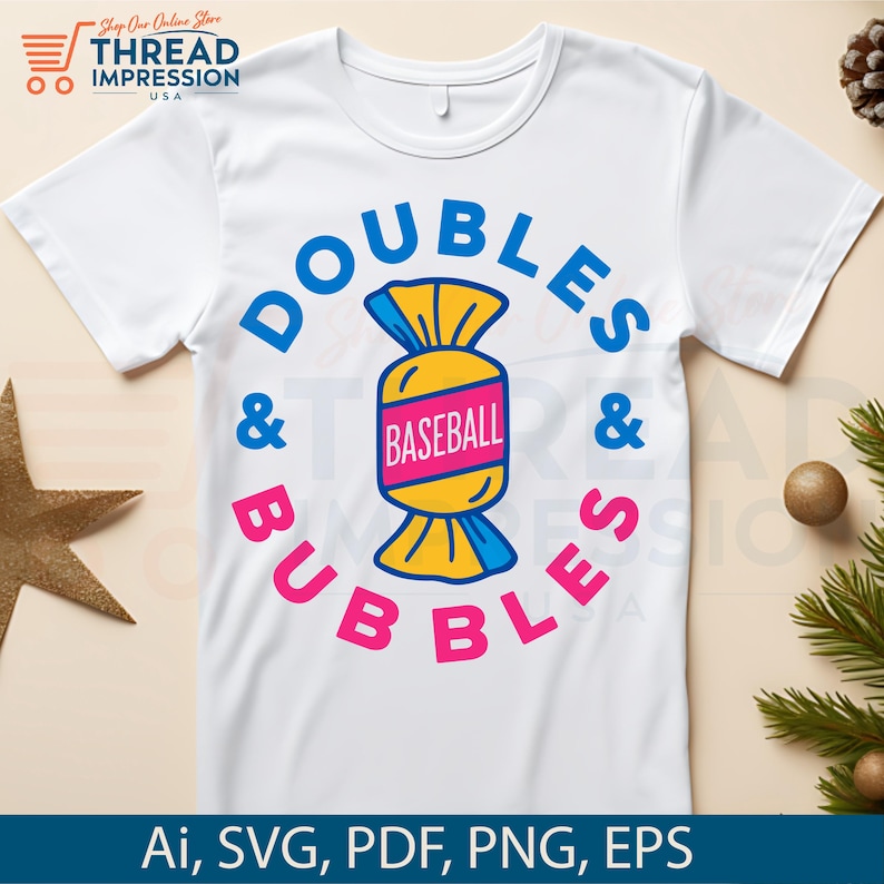 Op de afbeelding: Wit T-shirt met een kleurrijk grafisch ontwerp. Het ontwerp toont de woorden "DOUBLES & BUBBLES" in blauw en roze, rond een snoepwikkelaar met het woord "BASEBALL" in het midden. Het shirt heeft ook de tekst "Ai, SVG, PDF, PNG, EPS".