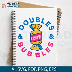Op de afbeelding: Een spiraalgebonden notitieboek met een ontwerp met de woorden "Doubles & Bubbles" in blauw en roze, rond een snoepvormige afbeelding met het woord "Baseball". De afbeelding bevat de tekst "Ai, SVG, PDF, PNG, EPS".
