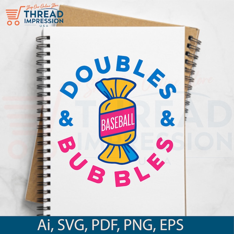 Op de afbeelding: Een spiraalgebonden notitieboek met een ontwerp met de woorden "Doubles & Bubbles" in blauw en roze, rond een snoepvormige afbeelding met het woord "Baseball". De afbeelding bevat de tekst "Ai, SVG, PDF, PNG, EPS".