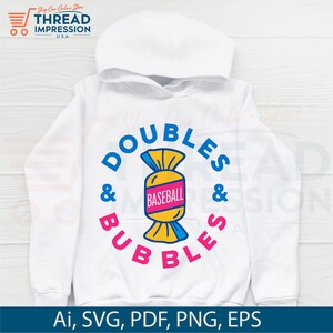 Op de afbeelding: Witte hoodie met een grafisch ontwerp. Het ontwerp toont de woorden "DOUBLES & BUBBLES" in blauw en roze, rond een snoepvormige honkbal met het woord "BASEBALL" in het midden. De hoodie heeft ook de tekst "THREAD IMPRESSION USA".