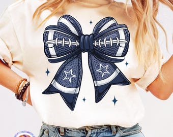 Puede incluir: Una camiseta color crema con un gran diseño de lazo azul marino. El lazo está decorado con detalles de fútbol y detalles blancos. El diseño incluye estrellas y el texto "HIGH-QUALITY PNG".
