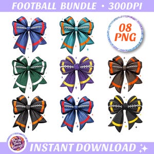 Pode incluir: Uma coleção de nove designs de laços com tema de futebol em várias cores, incluindo azul, verde, roxo e preto. Cada laço apresenta um design de bola de futebol no centro. A imagem inclui o texto "FOOTBALL BUNDLE • 300DPI" e "INSTANT DOWNLOAD".